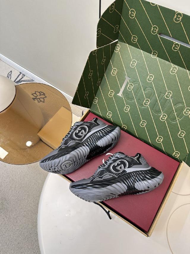 Gucci Ripple系列运动鞋采用创新缝线工艺制作，皮革设计搭配三维立体