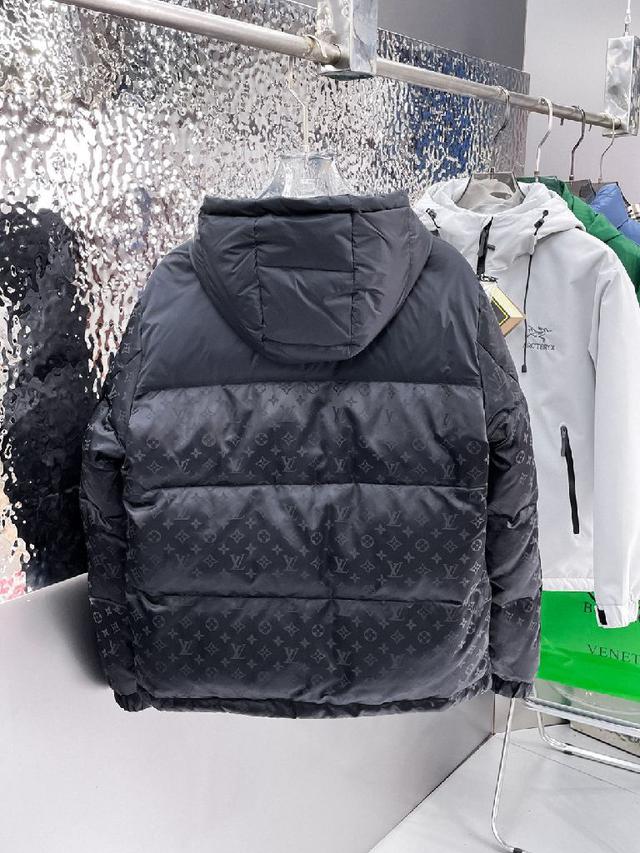 官网款2025秋冬新款羽绒服。这款号称羽绒服届最高端的，