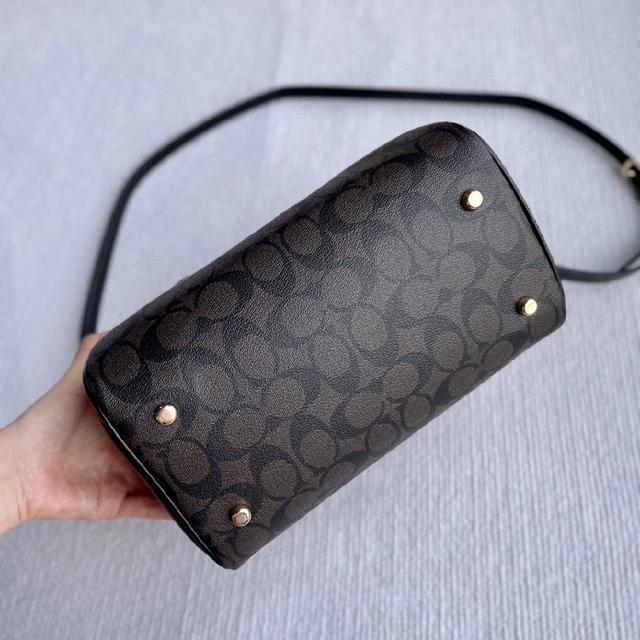 CH280 新版波士顿大号枕头包，手提斜挎包。自重非常轻