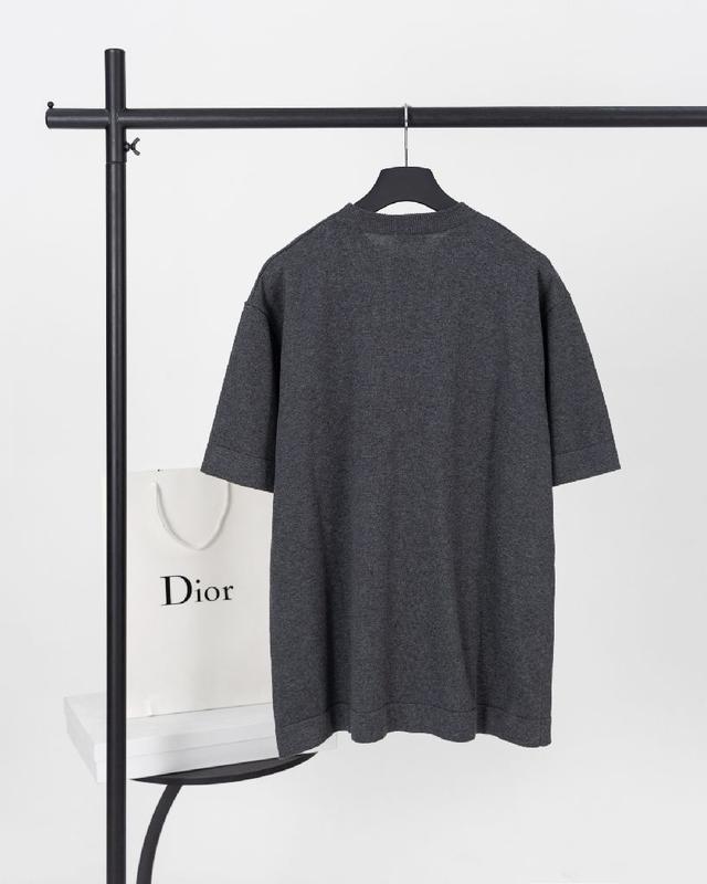 饰以灵感源自 Dior 档案的嵌花编织迪奥之爱标志，向 Dior 承传致敬。