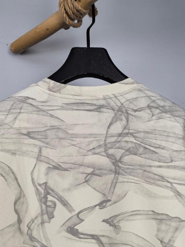 这款T恤极简主义设计和精美细节于一身。Oversize饰边引人联想