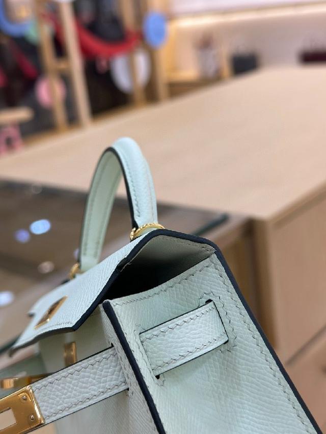 爱马仕mini kelly-代，真的太香了，属于日常休闲跟女人味都可以驾驭