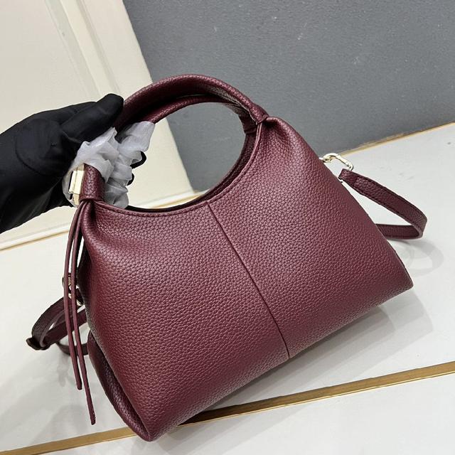 斜跨包／手提包，休闲百搭款，没有花里胡哨的装饰，简约大方