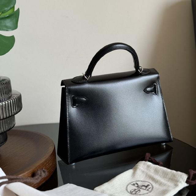 爱马仕mini kelly-代，真的太香了，属于日常休闲跟女人味都可以驾驭