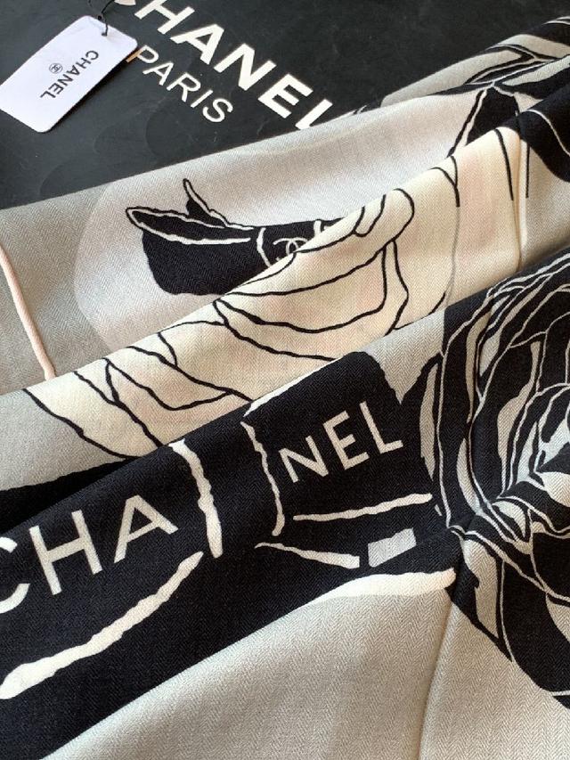 这款经典单品展现强大而迷人的女性魅力精髓。