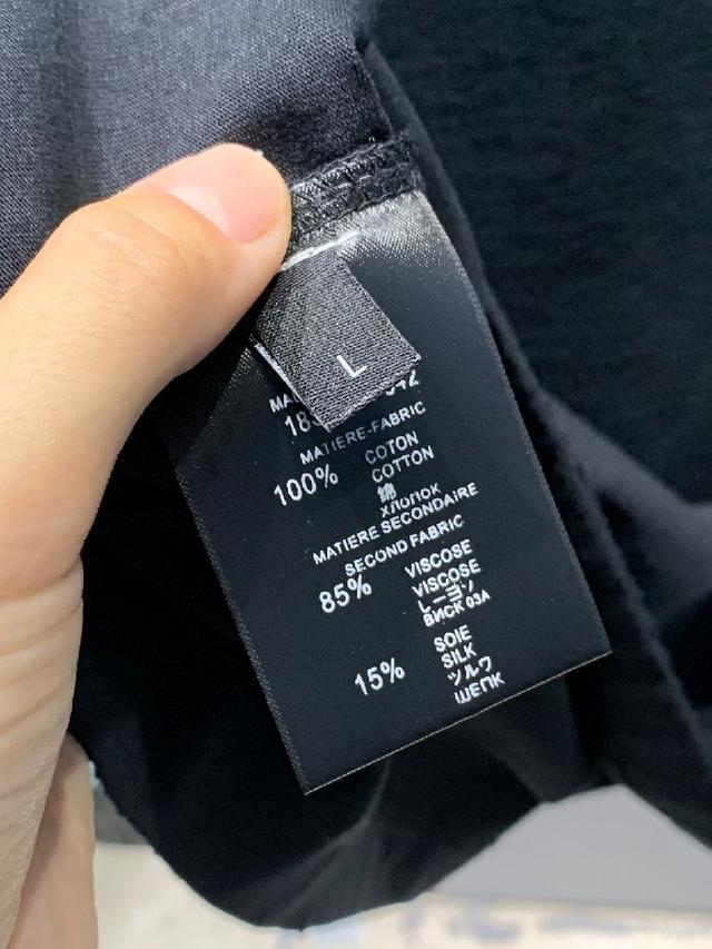 本款T恤采用全棉平纹面料打造，再洗水定型、磨破工艺