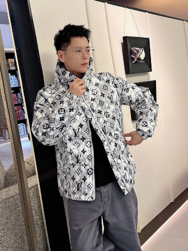 三标齐全带着经典的Logo组合搭配，第一眼看到就是满满的视觉冲击
