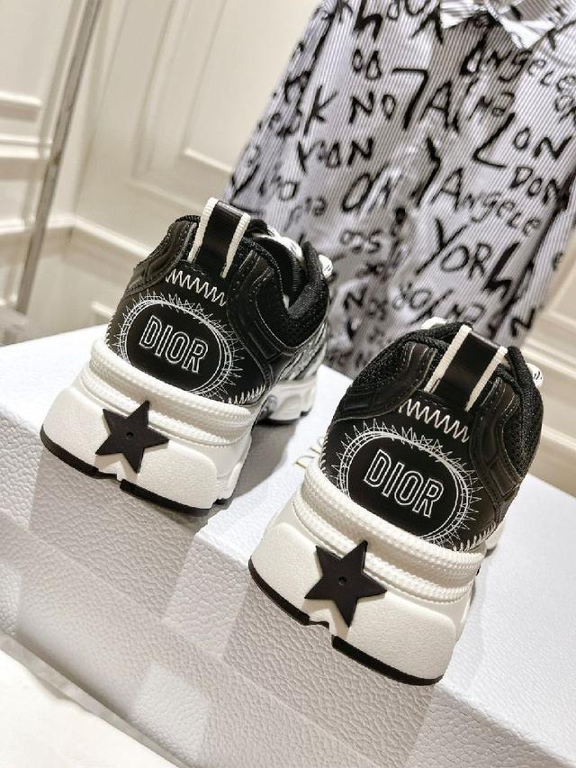 这款Dior Chrono运动鞋采用白色和黑色网眼织物搭配皮革效果镶片