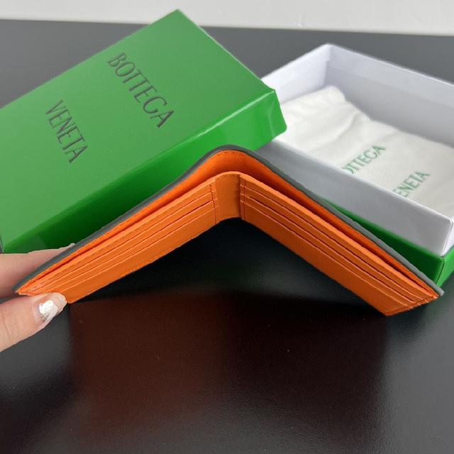 两折扣短夹式   纯手工编织 原厂牛皮。柔软度刚刚好