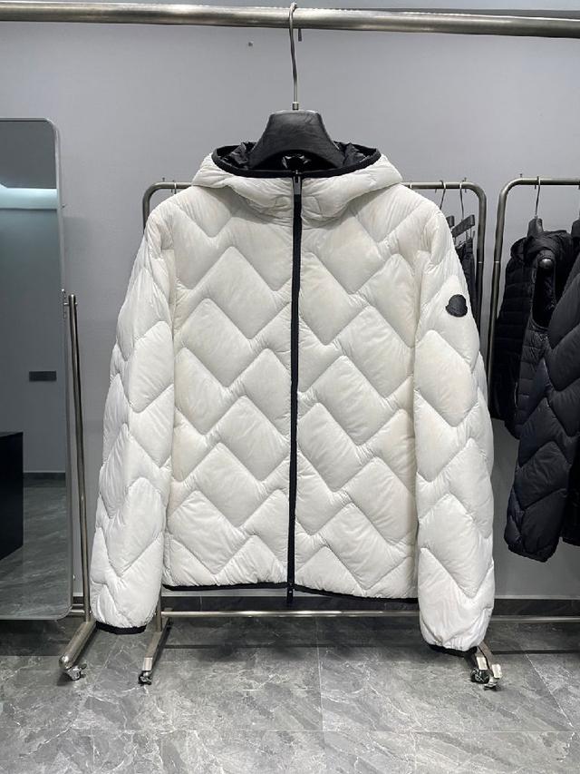 Madeira羽绒夹克是功能性衣橱的常备单品，采用Longue saison尼龙制成