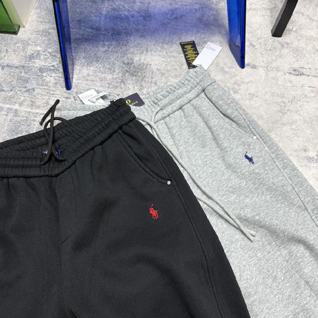 久穿不褪色不变形！叠搭一件圆领T恤，营造出层次感！