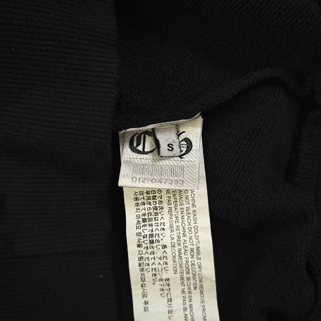 走线工整，罗纹领口与下摆不易变形，耐穿不易松垮。黑白简约配色
