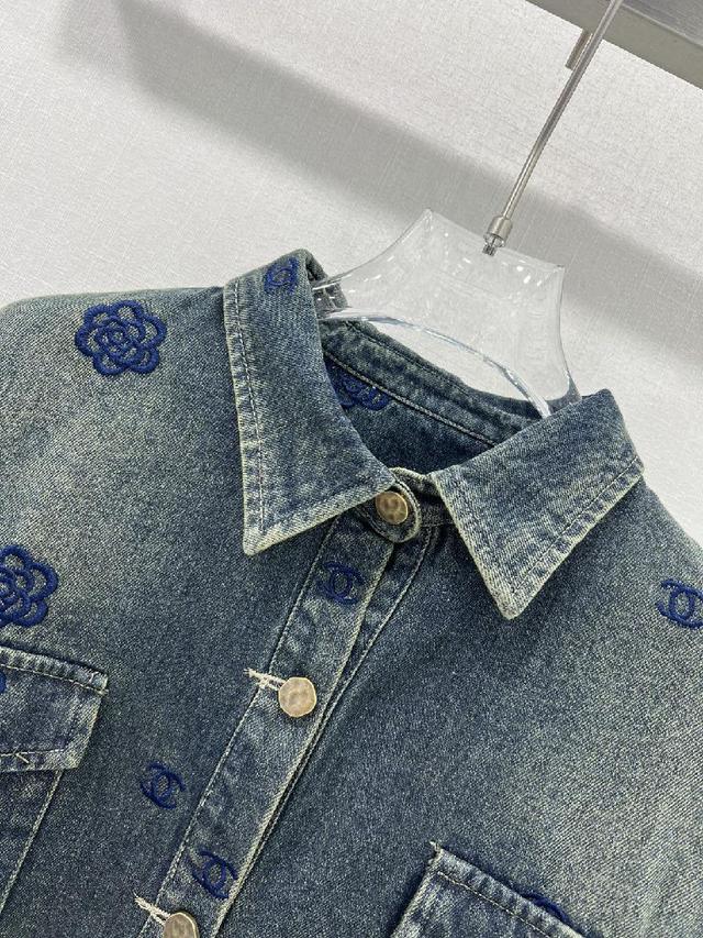 chan*l 24早秋新款山茶花双c logo刺绣牛仔衬衣！复