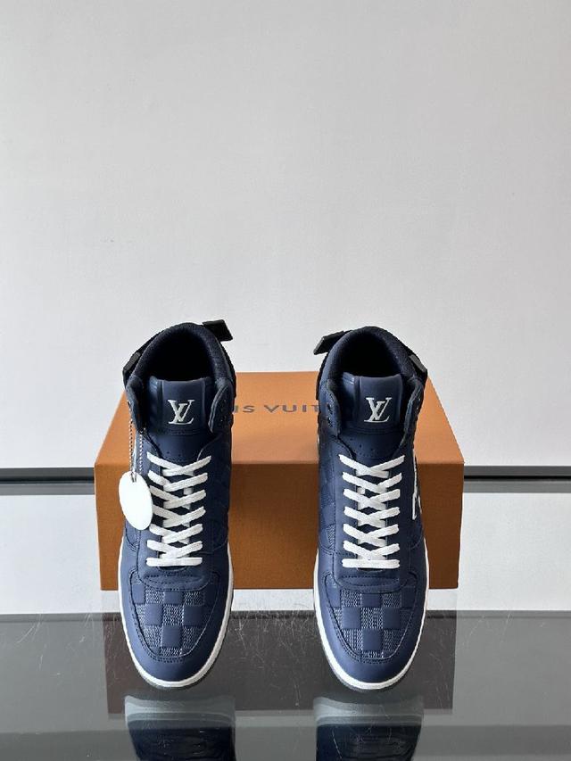 新品男士高端休闲运动靴、选用进口头层牛皮丝印品牌lougou