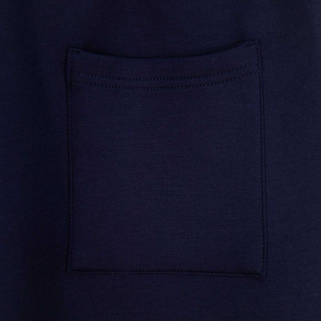 采用激光烧花出单个字母，人工贴标后电脑定位刺绣让图标与衣服牢牢凝固
