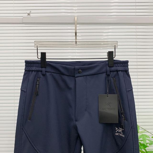 【新品】新款休闲裤卫裤，裤身上刺绣标志性品牌标