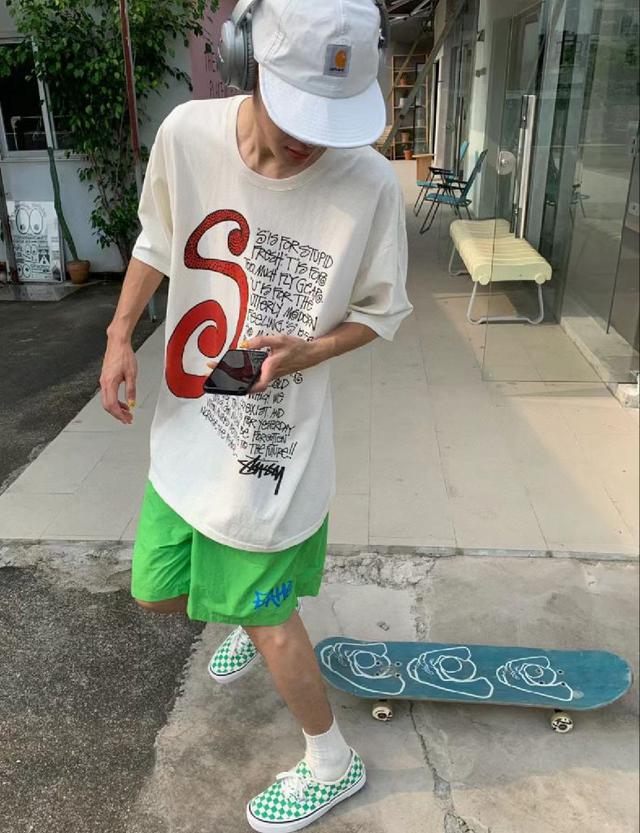 其成衣系列诠释着令人心向往之却又举步可及的生活方式。印花丁 恤