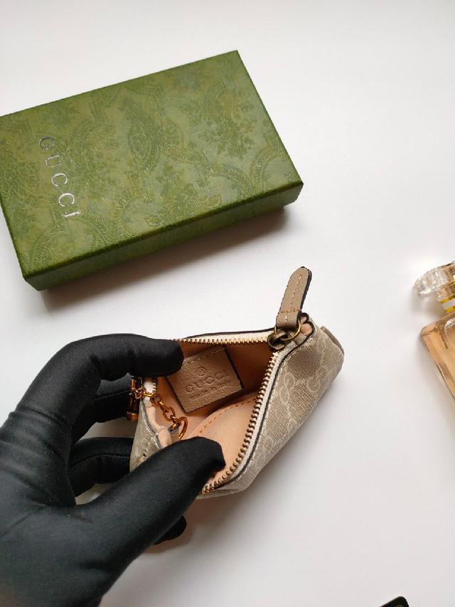 搭配精致原工厂古铜双G五金灵活别致的勾扣，小巧玲珑，大大作用