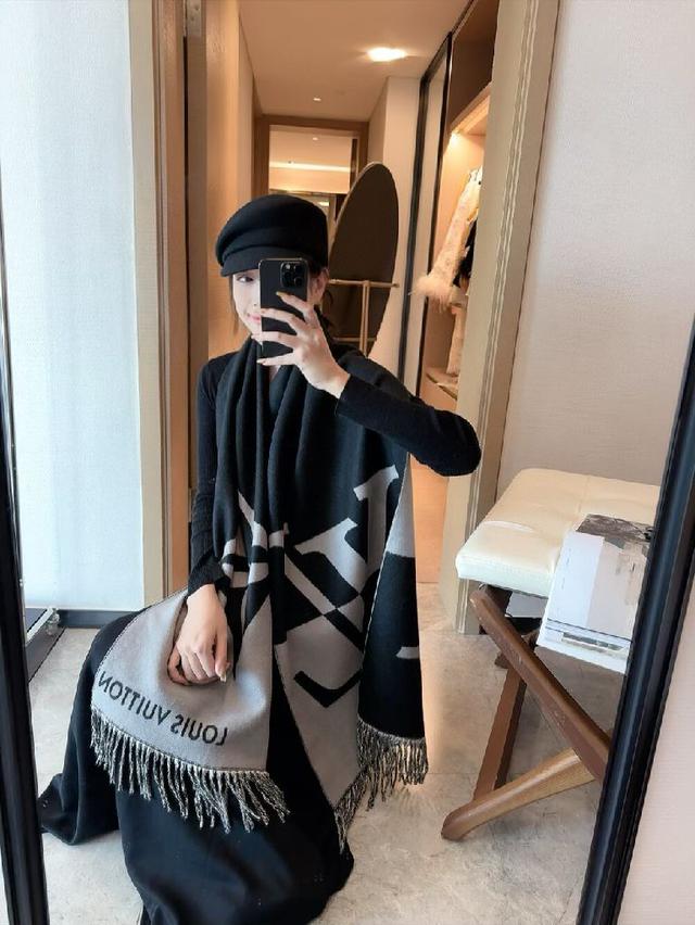 花卉和 LV 字母，其间点缀品牌名称的单一字母，