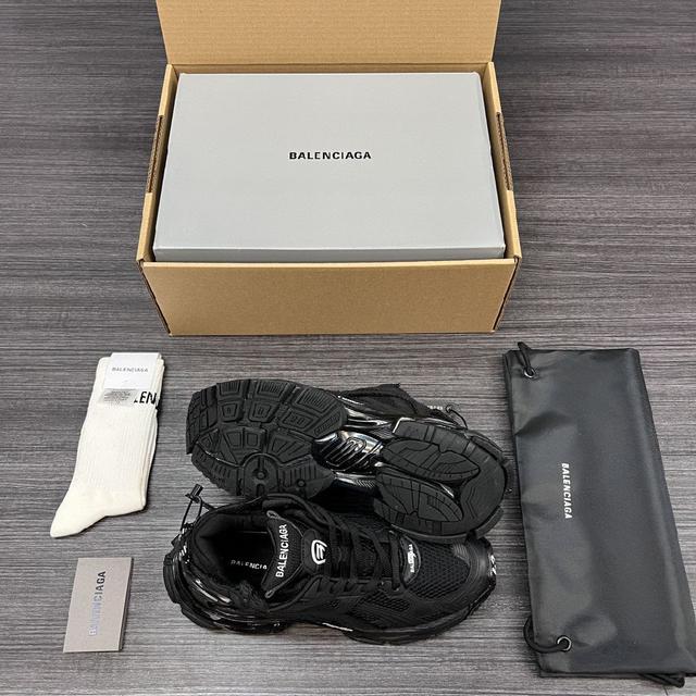 巴黎世家-Runner、是通过溢胶、做旧、缝线等细节，展示了