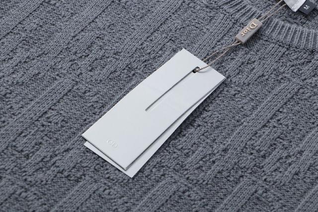 袖口与底边：采用罗纹针织工艺进行拼接，增加弹性和贴合度，使袖口和底边更加紧致有型。