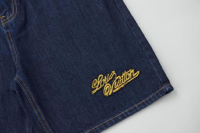 插手口袋设有拉链，便于取放物品，腋下拉链便于快速通风，拼接设计使活动自如