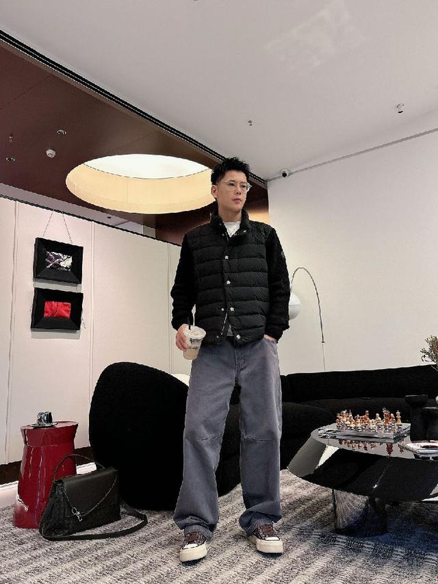 艰巨极佳的保暖效果与穿着舒适感。可拆卸戴帽设计，适配立体剪裁工艺