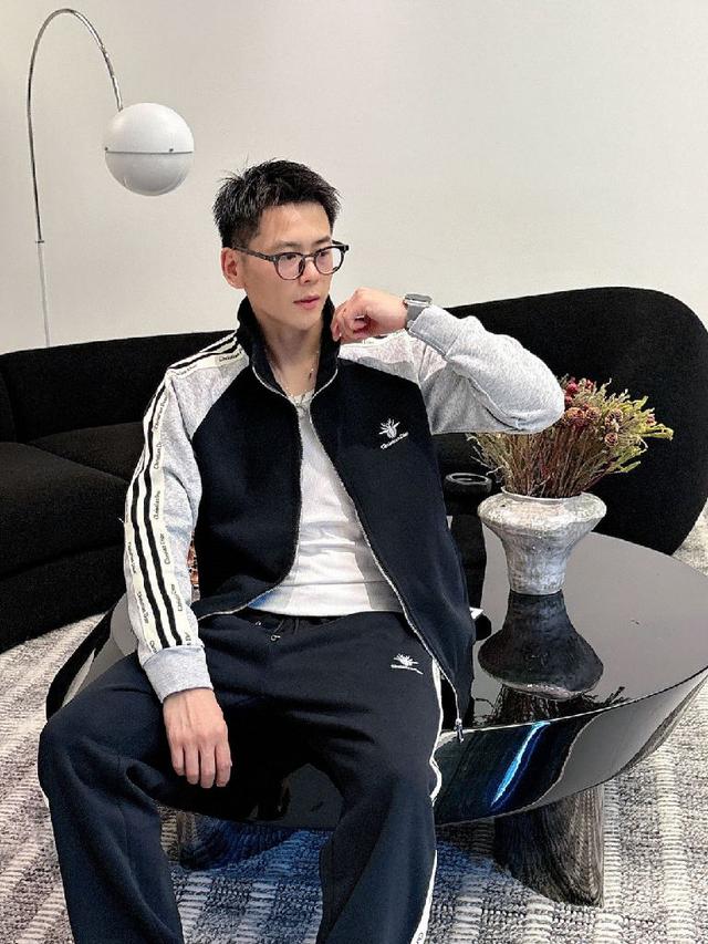 顶级黑色套装提花格子条休闲套装，logo章标经典格子织带融合百搭专柜款