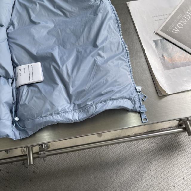 相当于哑光质感的maya，柔软亲肤的原版面料和90绒填充 是冬天保持