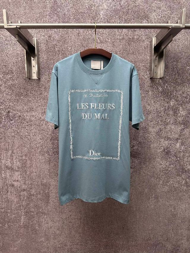 棉质平纹针织面料 正面以刺绣展现图书封面