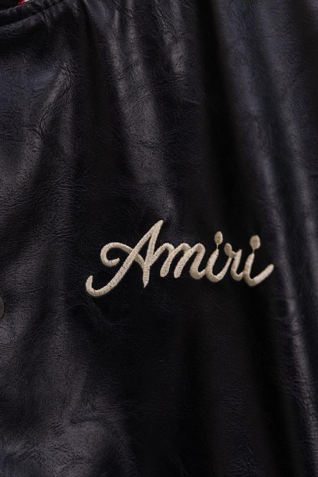 内身高级绸面衬里夹棉，不但有光泽度还有满身的提花logo，搭配内袋上的贴布刺绣镂空铭牌