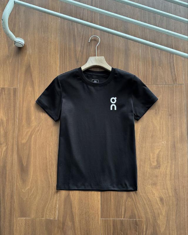简约圆领短袖T恤是永远的标配  胸前后背经典品牌logo