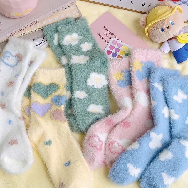 ins新款蝴蝶白雲毛絨絨保暖中筒襪(預購)