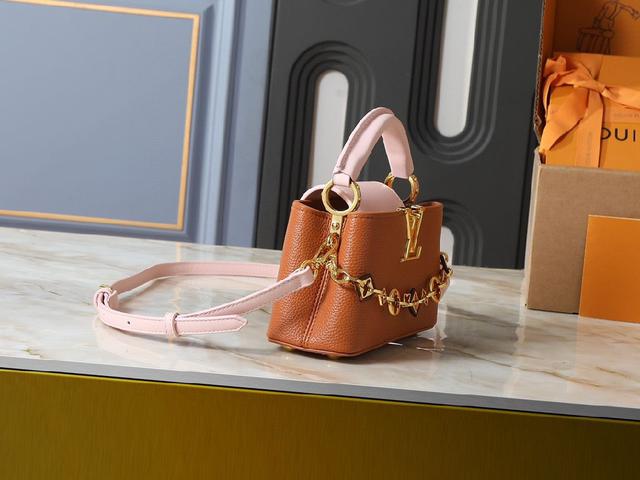 意大利全粒面鞣猪纹小牛皮滚边。镶嵌的红绿织带细节