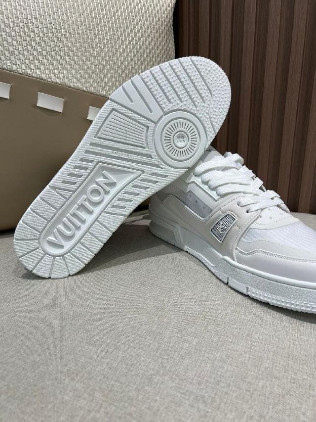 原版购入开发 做货 本款  Trainer 以柔软 Der 压纹牛皮革续写经典设计
