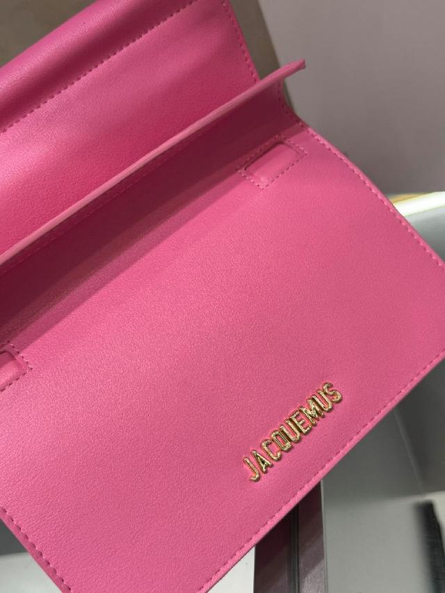 这款独特的手提包 被称为“take-out clutch”小羊皮材质 卷边折叠盖内部卡扣