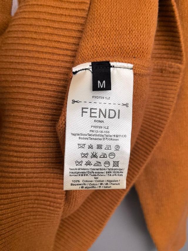 louis v*2025最新款圆领针织毛衣 前后幅的刺绣采用亚麻材质绣线制作