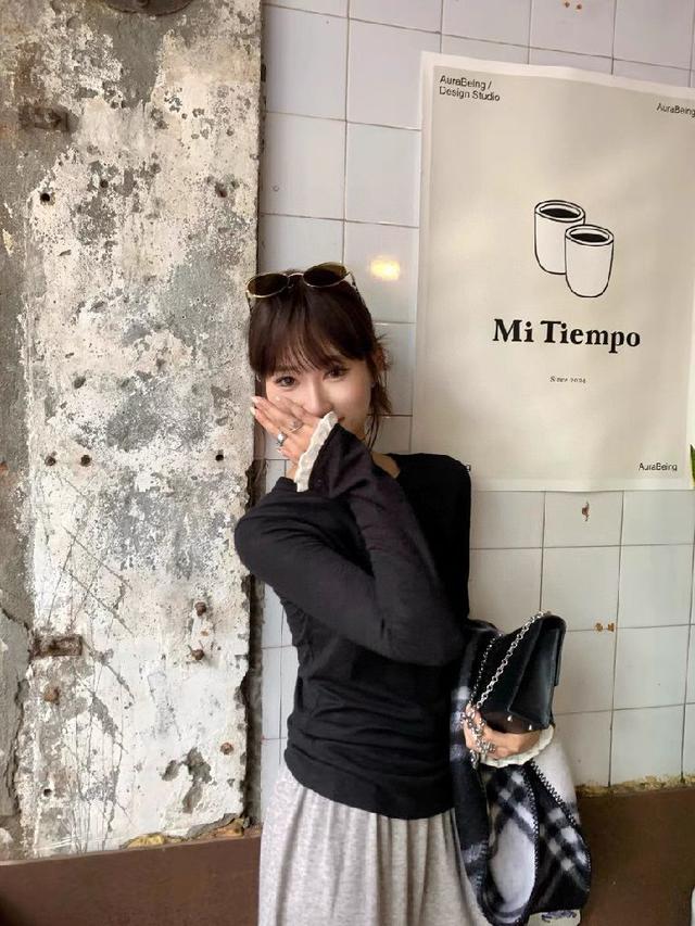 59 立体提花后背镂空上衣～