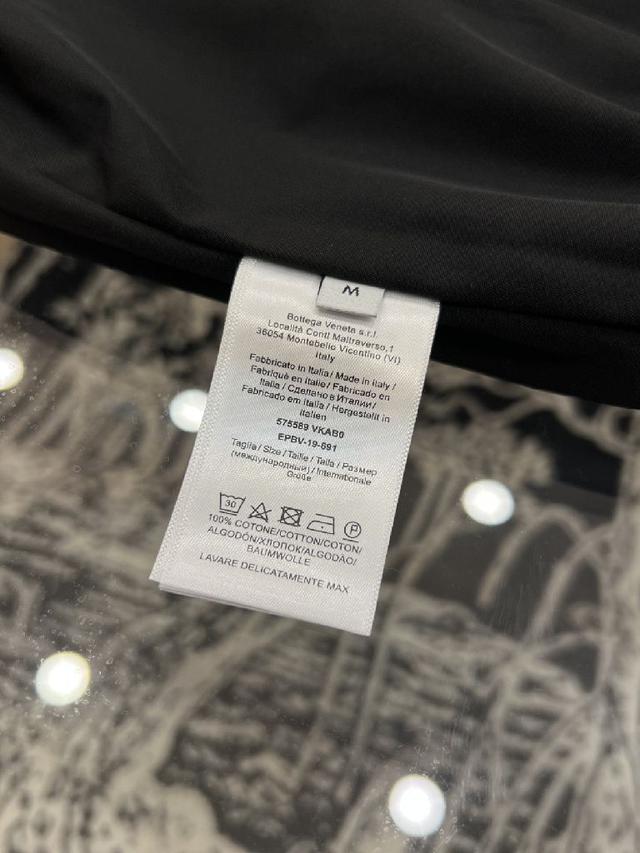 ⚠️整体车工走线细密均匀，皮领编织松散、袋位偏移、