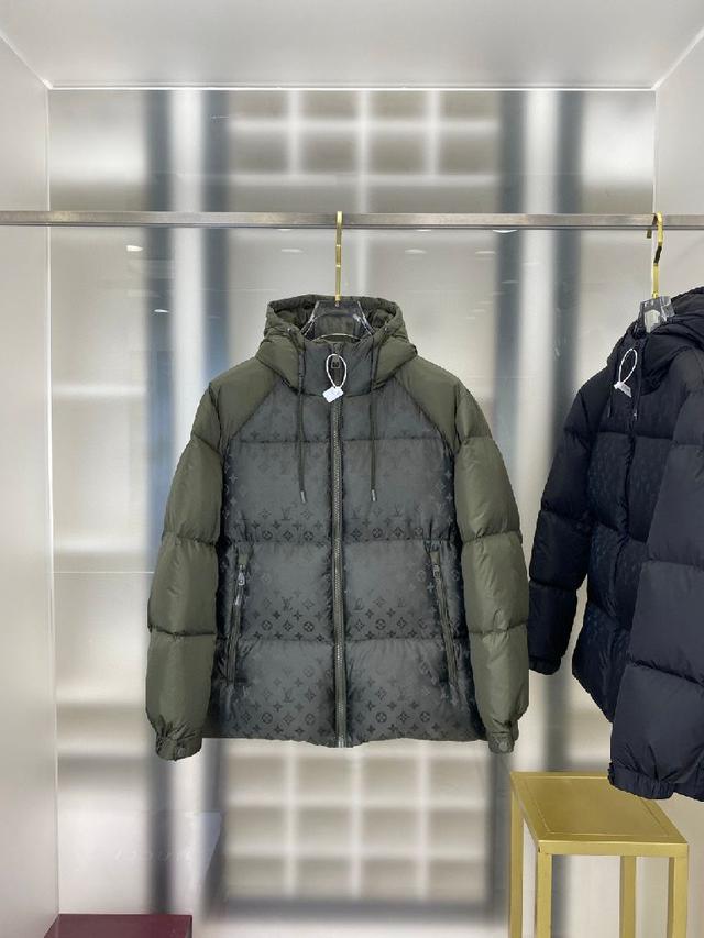 选用亮泽尼龙面料打造，胸前经典印花设计