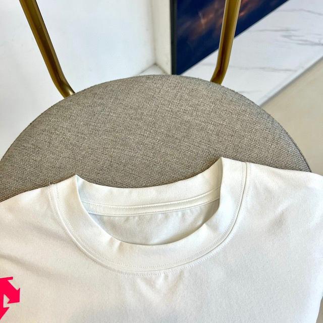 迪桑特、2025春夏全新系列单品上线，非常时髦前卫的一款男女同款短袖