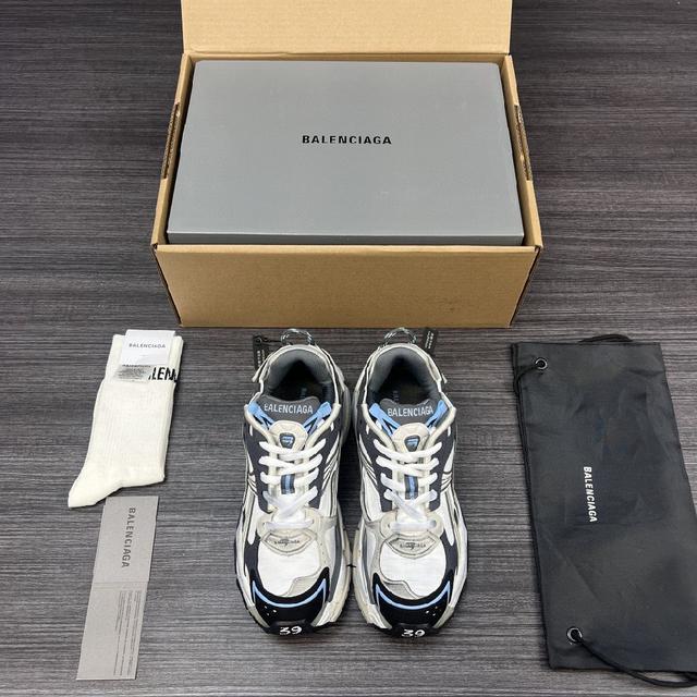巴黎世家-Runner、是通过溢胶、做旧、缝线等细节，展
