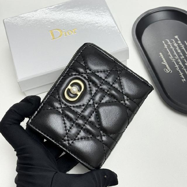 Dior 专柜最新款火爆登场！采用进口小羊皮，做工精致，