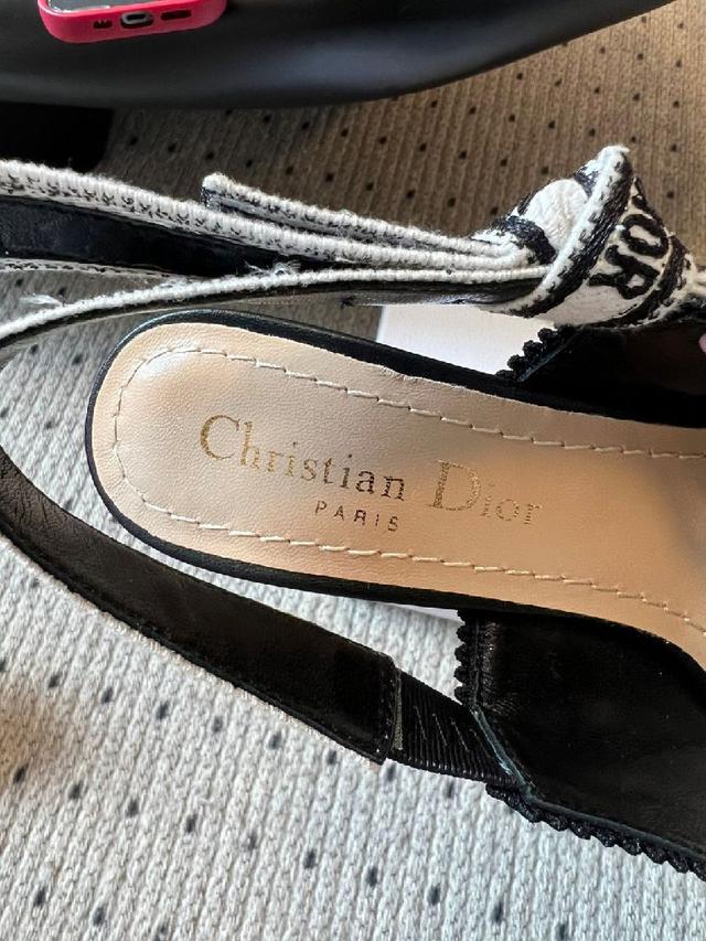 采用棉质面料精心制作，造型优雅，通体饰以紫色金属光泽线刺绣和同色调迷你珠饰