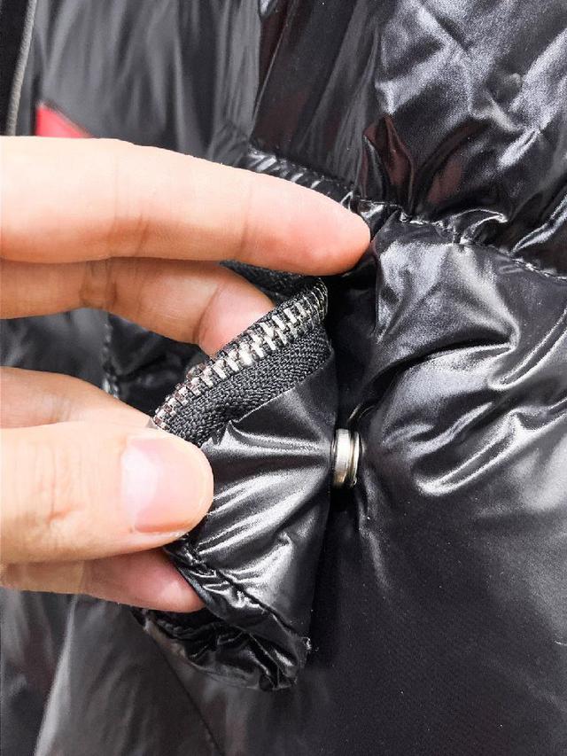 全部90绒的三标齐全带着经典的Logo组合搭配，