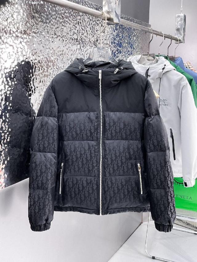 官网款2025秋冬新款羽绒服。这款号称羽绒服届最高端的，