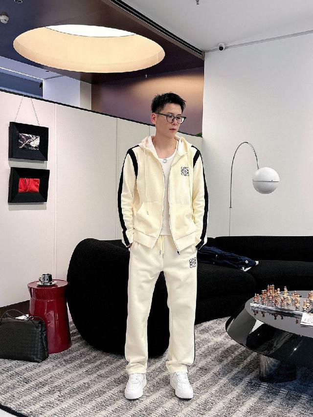 顶级杏色套装拼色织带拉链款休闲套装，logo绣花经典黑白织带融合百