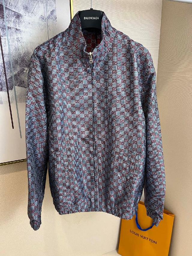 本款拉链连帽衫为绵羊毛混纺铺陈当季