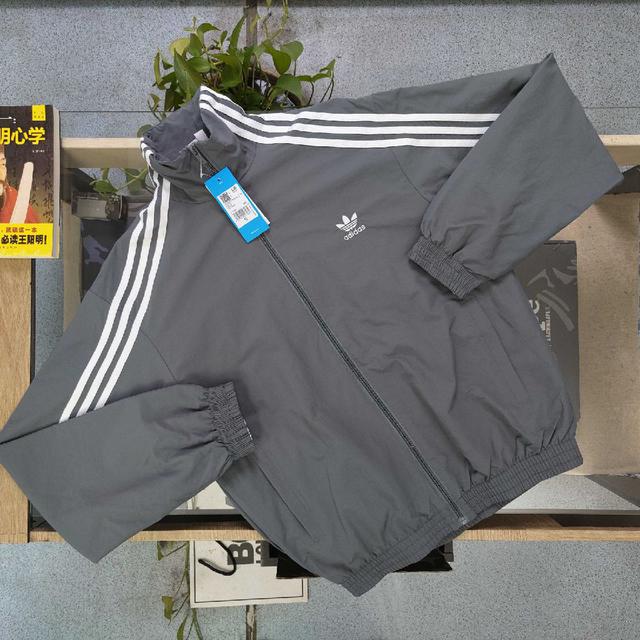 2026新款Adidas阿迪达斯经典刺绣三叶草休闲情侣立领夹克外套，采用爽滑亲肤梭织面料