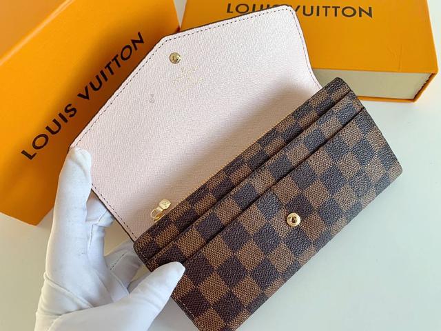 M60531 内面配色 这款信封式钱夹以优雅的 Monogram 帆布制成